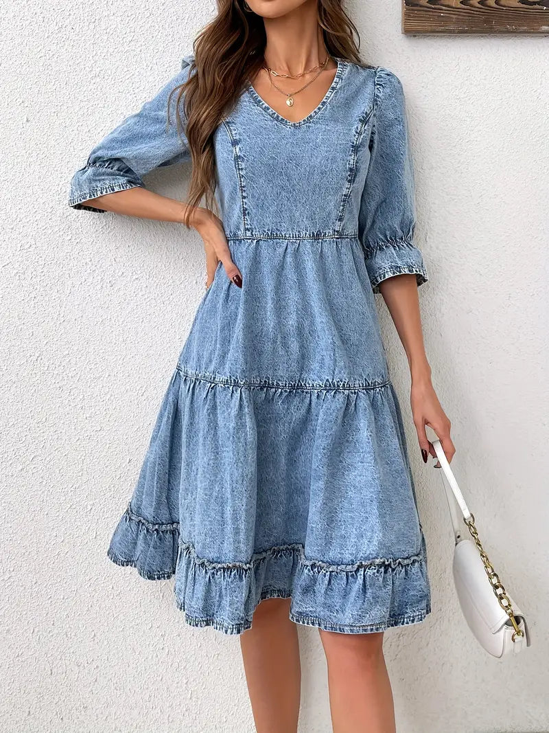Eleanor - Denim-Kleid mit V-Ausschnitt und gerafftem Saum