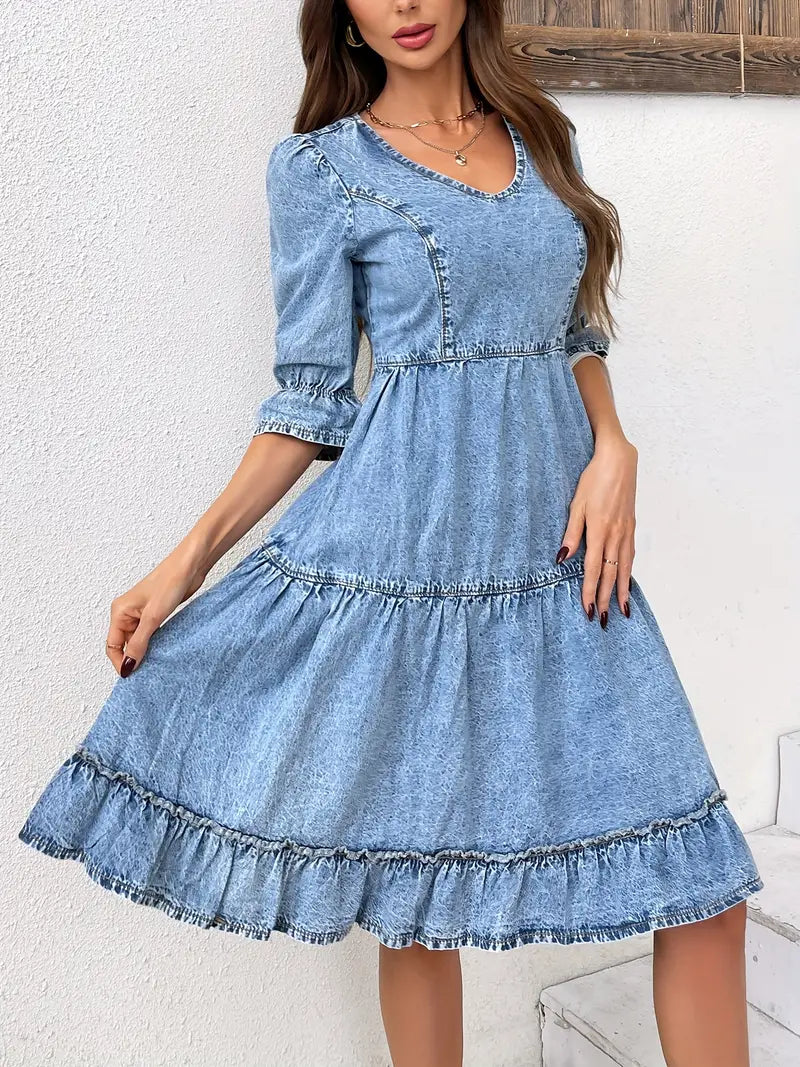 Eleanor - Denim-Kleid mit V-Ausschnitt und gerafftem Saum