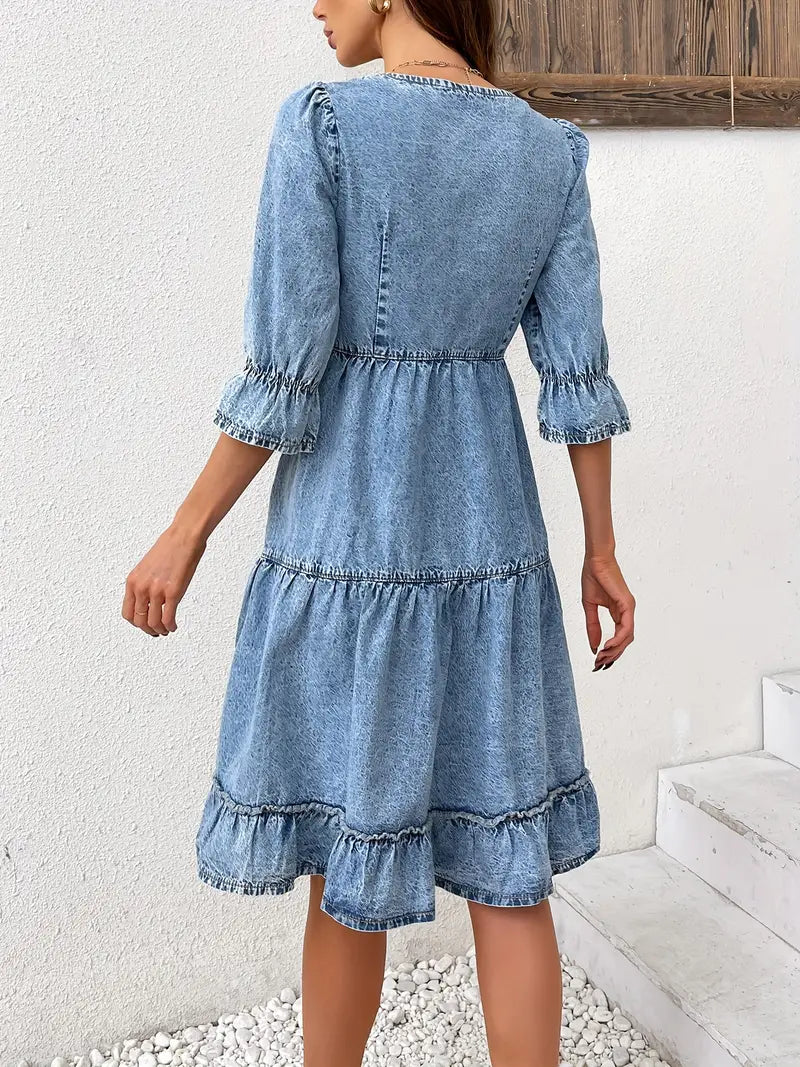 Eleanor - Denim-Kleid mit V-Ausschnitt und gerafftem Saum