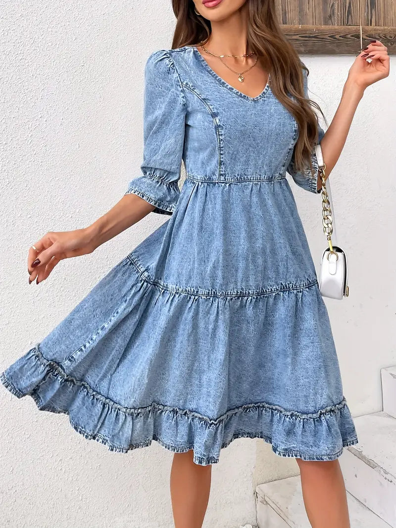 Eleanor - Denim-Kleid mit V-Ausschnitt und gerafftem Saum